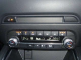 【エアコン/シートヒーター】オート式エアコンは操作性もバッチリ!運転席助手席にはシートヒーターが、座面と背もたれをすばやく温め、寒い時期にも快適な運転環境を提供します。