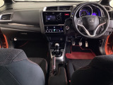 車内は光触媒抗菌消臭施工済です。インパネ周りはスタイリッシュなデザインです。グローブボックスやカップホルダーのほかにトレーなどたくさんの収納スペースが付いています。
