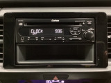 純正CDチューナーにはAUX入力端子がついてますので外部入力から音楽などを楽しめます。その下には1DIN分の小物入れがついています。CDケースなどを入れるのに便利です。
