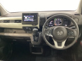 車内は光触媒抗菌消臭施工済です。スタイリッシュなデザインで暖かみのあるインパネ周りを演出します。グローブボックスやカップホルダーのほかにトレーなどたくさんの収納スペースが装備されています。