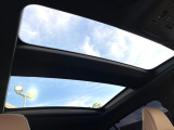 【パノラマルーフ】大型のガラスルーフ搭載で車内の解放感が一気にアップ!開放的なドライブをお楽しみいただけます。