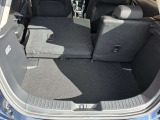 シートを倒すことで、荷物の量や大きさに合わせてトランクスペースを柔軟に拡張できます。買い物からレジャーまで幅広いシーンで活躍します。