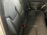 【リアシート】屋根までの高さがある車のため、大人の方でも圧迫感が少なく乗車出来ます。足元は広く取られているため、ゆったりとお乗り頂けます。