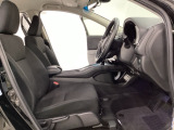 女性でも運転がしやすいように、シートの高さ調整機能(シートリフター)がついています。広い足元にゆったり座れるシートには肘掛も装備しており長距離の運転でも疲れにくいシートです。