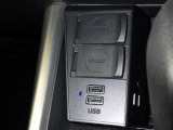 充電用USB端子付き。スマートフォンなどの充電に便利です。