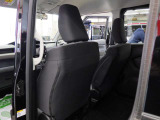 当店では専任のメカニックが大切なお客様のお車を一台一台丁寧に整備いたします。自社認証工場にてリフトアップし下回りまでキッチリ検査いたします。