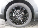 18インチ純正アルミホイールを装備。タイヤサイズは215/55R18となります。