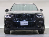 【キドニーグリル】BMWの代名詞。一目見ただけでBMWであると認識できる確固たるアイコンとして存在感を放ちます。