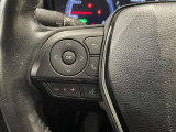 ステアリングスイッチ付きで、運転中に視線を前に向けたまま操作できます。