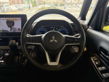 ハンドルに傷や汚れは見当たりません。レーダークルーズコントロール機能もついており、設定した車速・車間距離を保って走行できます。