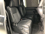 【後部座席】も当然、綺麗・清潔に仕上げております。内装の綺麗なお車は気持ちが良いですし、コンディションのいい車が多いです。オススメの1台です。