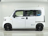 N-VAN e: は電気のちからでなめらかに静かに加速し、やさしい乗り心地の低振動。ストップ&ゴーも、登り坂も、爽快に走ります。