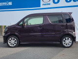 純正アルミで全体的にデザインがまとまっています。車も人も、オシャレはまずは足元からですね。