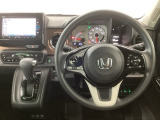 【ハンドル】運転にかかわる様々な操作を安全に行えるように視点移動が少なく操作性に配慮されたスイッチ類が凝縮されたコックピットです。