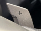 【パドルシフト】ハンドルから手を離さずに素早くシフトアップ&ダウンができるので、エンジンブレーキを使う下り坂や高速道路の合流で加速したい場面で役立ちます。