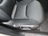 運転席の電動パワーシートとシートメモリーも付いています。
