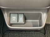 アクセサリーソケットはUSBのアダプターなどをつければ、スマホの充電にも使えます。横にはナビゲーション用の外部入力可能なUSB端子がついており、周辺には物が置けるボックスがついています。