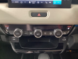 運転席と助手席にはシートヒーターが付いています☆寒い時期に腰周りを温めてくれるので体全体が温まりやすいのは勿論、暖房と違い顔に風が当たらないので、乾燥肌やドライアイの方でも大丈夫☆