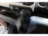 インパネシフトだから視線の移動も少なく足元もスッキリ♪運転席もゆったりしているのでゆとりを持ってドライブできますね!