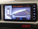 【全周囲モニター】車を上空から見下ろしたような映像をカーナビ画面に映し出し、車庫入れや縦列駐車をサポートしてくれます。