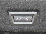 電動リアゲート装備です。バンパー下でのキックスイッチも装備されております。