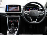 メーターやスイッチ類が見やすく配置された運転席回り。直感的に操作でき、運転に集中しやすいレイアウトです。