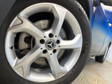 ●純正18インチアルミホイール:輸入車ならではの卓越した走りを支えるホイールと足回りです!日本車の走りに慣れている方にもぜひ体感して頂きたいほど、高いレベルでまとまっています!