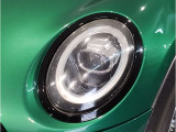 MINIのオートライトは積極的にライトをつけることにより、自車の存在を周囲に向けアピールいたします。それは安全性への配慮でもあります。