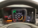 スピードメーターとタコメーターを大きく配した見やすいメーター部になっています。右側のインフォメーション画面でオドメーターや燃費などの情報を確認できます。
