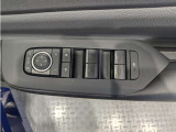 パワーウィンドウのスイッチですよ。 運転席に居ながら窓を開け閉めのコントロールできますよ。 ロック機能で、子供がイタズラして窓を開けるという事も無くなりますよ。