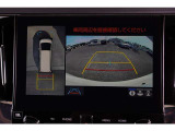 【パノラミックビューモニター】 後退時に車両の後ろ側を表示するだけでなく上から見たような映像で車庫入れなどバックする際に安心です。
