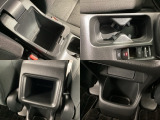 収納スペースや、ドリンクホルダーもついています。長距離ドライブで活躍する必需品ですね♪