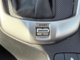 シフトレバー手前のスイッチを「SPORT」モードにすると、出力特性や変速タイミングの制御、変速スピードが変わり、アクセル操作に対して力強い加速を発揮しスポーティな走りを楽しめます。