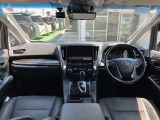 【運転席・インパネまわり】ハンドル・シート・フロアーなど隅々までプロによるクリーニング済み☆彡キレイな車内でドライブが一層快適にお楽しみいただけます!!
