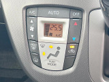 【オートエアコン】一度お好みの温度に設定すれば、車内の温度を検知し風量や温度を自動で調整。暑い&hellip;寒い&hellip;と何度もスイッチ操作をする必要はありません。快適な車内空間には必須の機能ですね♪