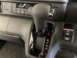 CVT車のセレクトレバーです。低速から高速まで、変速ショックのないスムーズな走りと、エンジン効率のよい領域を維持して燃費にも貢献します。サイドブレーキはスイッチ操作の電子制御パーキングブレーキです。