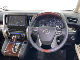運転席まわりです。 各操作スイッチは使いやすい位置に配置されてます。