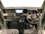 車内は光触媒抗菌消臭施工済です。インパネ周りはスタイリッシュなデザインで機能や装備も充実しています。グローブボックスやカップホルダーのほかにトレーなどたくさんの収納スペースが付いています。