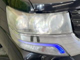 【LEDヘッドライト】悪天候や夜間走行時も良好な視界を確保し安心して運転できる高輝度LEDヘッドライトを装備!点灯速度が早く、消費電力も抑えられています。