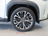 純正のアルミホイール装着車です。タイヤサイズは215/50R18です。