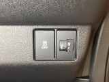ハンドルの右側にはヘットライトリベライザーとVSA(ABS+TCS+横滑り抑制)の解除スイッチがついています。ヘッドライトリベライザーは道路状況や積荷の加重に応じてライトの高さを調節できます。
