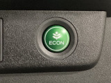 ECON モードをON にするとアクセルペダルの動きに対するエンジンの反応とエアコンの制御を切り換えることで、燃費のいい運転をするドライバーがペダルを踏んだ時と同じようにエンジンを制御します。