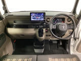 車内は光触媒抗菌消臭施工済です。インパネ周りはスタイリッシュなデザインで機能や装備も充実しています。グローブボックスやカップホルダーのほかにトレーなどたくさんの収納スペースが付いています。