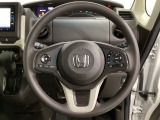 ハンドルにHondaセンシング系のクルーズコントロールやレーンキープアシストなどのスイッチと、オーディオの操作スイッチが装備されています。ハンドルから手を離さず安全に操作できます。