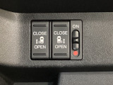 リアドアは乗り降りに便利な両側電動スライドドアです。また運転席に座っていながらスイッチ操作で自在にスライドドアを開け閉めできます。