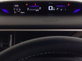 デジタル表示のスピードメーターとタコメーターを大きく配した見やすいメーター部になっています。左側のインフォメーション画面でオドメーターや燃費などの情報を確認できます。