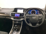 車内は光触媒抗菌消臭施工済です。スタイリッシュなデザインでスポーティなインパネ周りを演出します。グローブボックスやカップホルダーのほかにトレーなどたくさんの収納スペースが付いています。