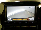 バックガイドモニター付き。車両後方の映像をナビ画面に表示し、駐車などの後退操作をサポートします。