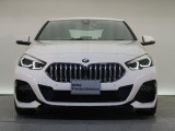 【キドニーグリル】BMWの代名詞。一目見ただけでBMWであると認識できる確固たるアイコンとして存在感を放ちます。
