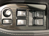 パワーウィンドのスイッチです。運転席に座りながら、助手席の窓を開け閉めできるので大変便利ですよ。